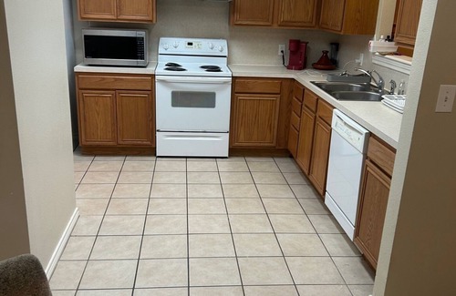 North by Northwest Apartamento | Spacious 3-bedroom Duplex in pleasant Lubbock with AC, WiFi Close to University