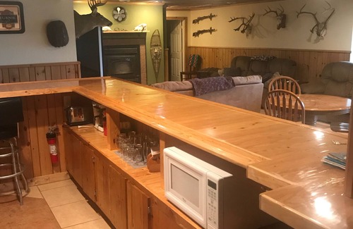 Wakefield Apartamento | Unidad espaciosa para escapadas al aire libre, puerta de entrada Premier al oeste de U. P. Aventuras