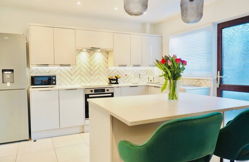 Rushmoor District Apartamento | Spacious 3 bedroom Home w Parking in Farnborough