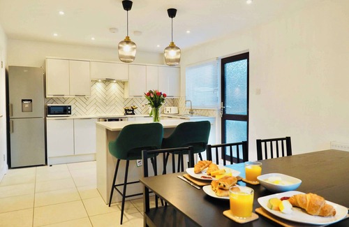 Rushmoor District Apartamento | Spacious 3 bedroom Home w Parking in Farnborough