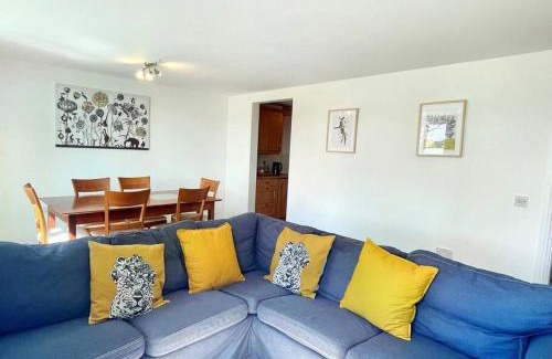 Atlantic Wharf Apartamento | Spacious 3-Bedroom Ground Floor Flat with Free Parking in Central Location