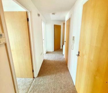 Atlantic Wharf Apartamento | Spacious 3-Bedroom Ground Floor Flat with Free Parking in Central Location