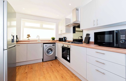 Doncaster Casa | Spacious 3 Bedroom Home with Garden in Doncaster