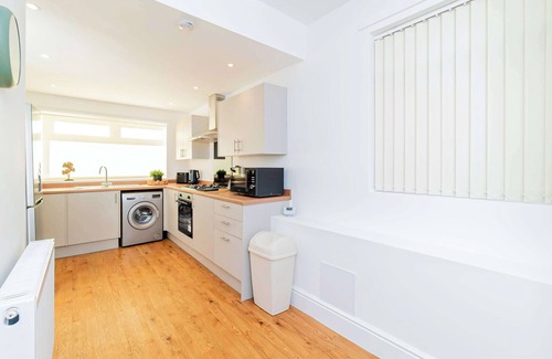 Doncaster Casa | Spacious 3 Bedroom Home with Garden in Doncaster