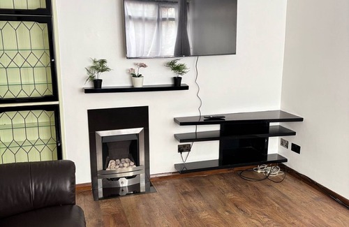 River Casa | Spacious 3 bedroom house/Free parking/ 10 mins from train station