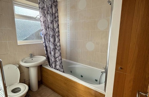 River Casa | Spacious 3 bedroom house/Free parking/ 10 mins from train station