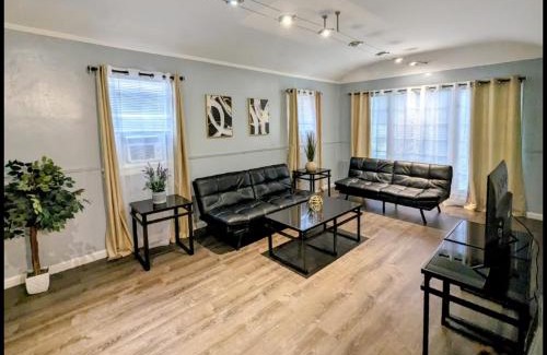 Fairfax District Apartamento | Spacious 3 bedroom home by Melrose and 10 minutes to Hollywood Walk of Fame
