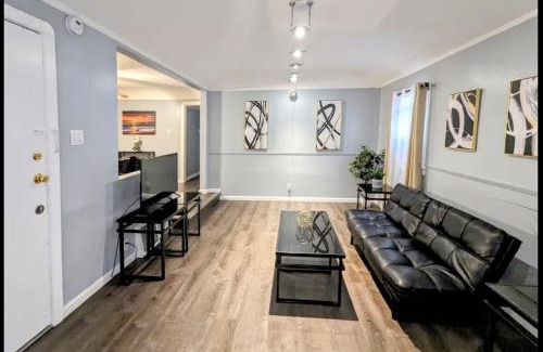 Fairfax District Apartamento | Spacious 3 bedroom home by Melrose and 10 minutes to Hollywood Walk of Fame