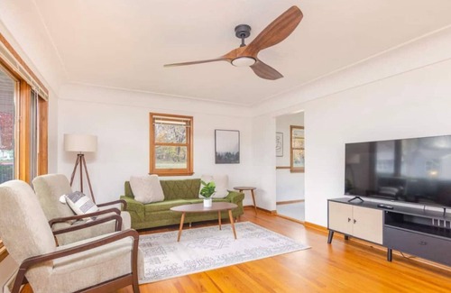 Urbandale Casa | Spacious 3 Bedroom Home with Foosball