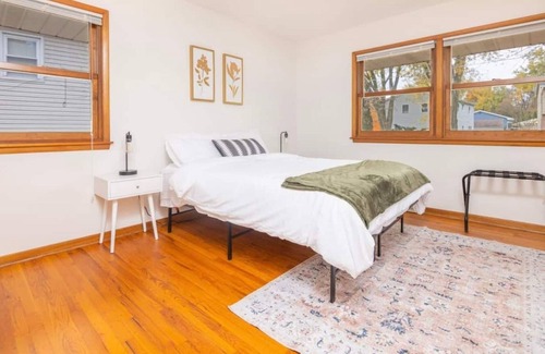 Urbandale Casa | Spacious 3 Bedroom Home with Foosball