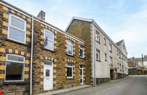 Exeter Casa | Spacious 3 Bedroom Home in Central Skewen
