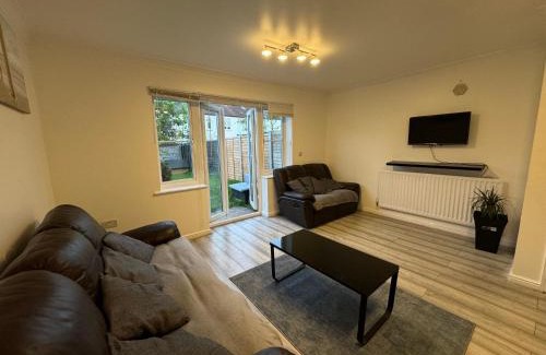 Custom House Casa | Spacious 3 bedroom Home, with private driveway 5 minutes from Excel Centre & Custom House