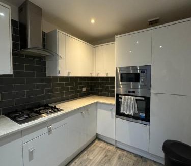 Custom House Casa | Spacious 3 bedroom Home, with private driveway 5 minutes from Excel Centre & Custom House