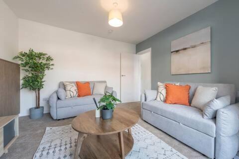 Leeds Apartamento | Spacious 3 Bedroom Home with Parking - Close to Leeds City and Amenities - Perfect for Long Stays