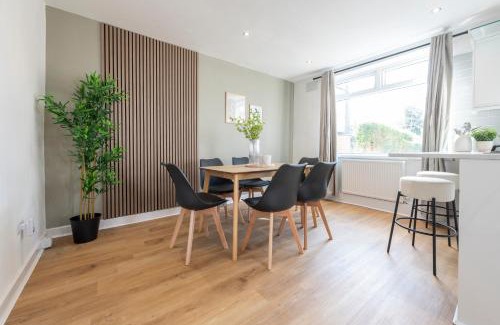 Leeds Apartamento | Spacious 3 Bedroom Home with Parking - Close to Leeds City and Amenities - Perfect for Long Stays