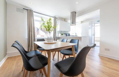 Leeds Apartamento | Spacious 3 Bedroom Home with Parking - Close to Leeds City and Amenities - Perfect for Long Stays