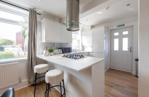 Leeds Apartamento | Spacious 3 Bedroom Home with Parking - Close to Leeds City and Amenities - Perfect for Long Stays
