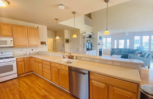 The Black Cat Casa | Spacious 3-bedroom house in Beaufort with Great Porch