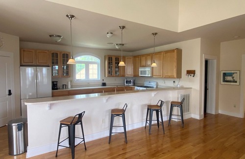 The Black Cat Casa | Spacious 3-bedroom house in Beaufort with Great Porch