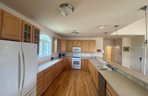 The Black Cat Casa | Spacious 3-bedroom house in Beaufort with Great Porch