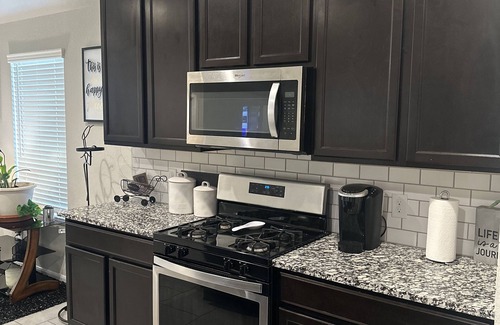Clodine Casa | Spacious 3-bedroom house with Jacuzzi in Richmond