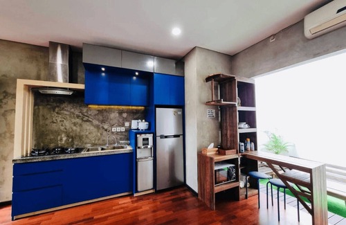 Imam Bonjol Apartamento | Spacious 3-Bedroom House with Easy Access