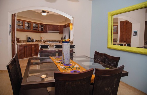 Playa Las Gatas Apartamento | Spacious 3-bedroom apartment in beautiful Zihuatanejo with WiFi, AC