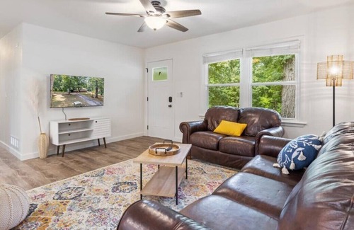 Lakeland Casa | Spacious 3-Bedroom Near the Bagnell Dam Strip