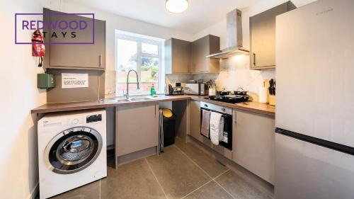 Rushmoor District Casa | Spacious 3-Bedroom Serviced House, Free On-Street Parking, Free WiFi By Redwood Stays