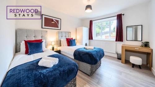Rushmoor District Casa | Spacious 3-Bedroom Serviced House, Free On-Street Parking, Free WiFi By Redwood Stays