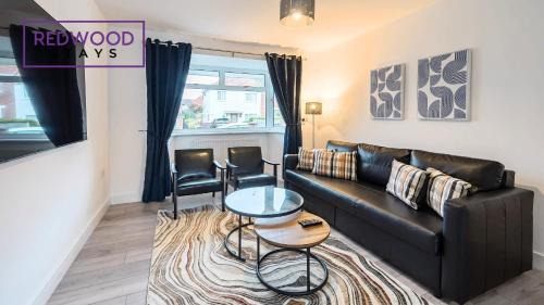 Rushmoor District Casa | Spacious 3-Bedroom Serviced House, Free On-Street Parking, Free WiFi By Redwood Stays