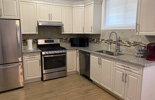 Newton Casa | Spacious 3-bedroom Suite in fabulous Surrey Wi-Fi, EV Charging, Basketball Court