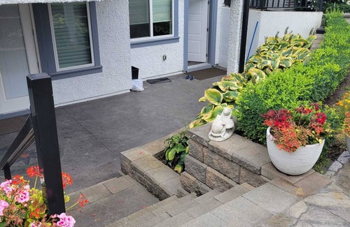 Newton Casa | Spacious 3-bedroom Suite in fabulous Surrey Wi-Fi, EV Charging, Basketball Court