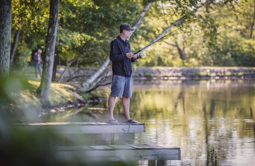 Reeders Cabina | Spacious 3 Bedroom Lake View Cabin, covered porch for BBQ