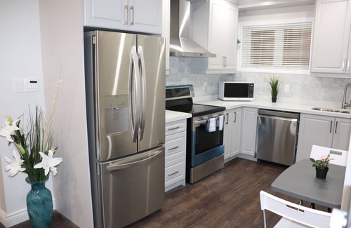 Ajax Apartamento | Spacious 3 Bedroom walkout Basement Apartment