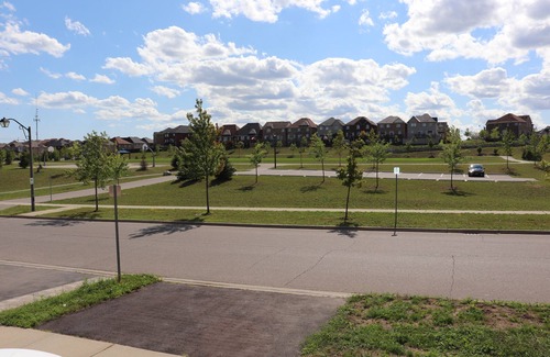 Ajax Apartamento | Spacious 3 Bedroom walkout Basement Apartment
