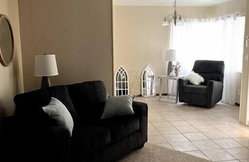 Hanford Casa | Spacious 3-Bedroom with fast internet and 65" TV