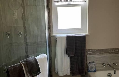 Hanford Casa | Spacious 3-Bedroom with fast internet and 65" TV