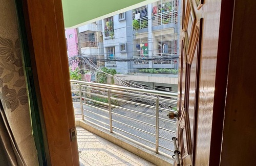 Basundhara Residential Area Apartamento | Spacious 3‑BR Bashundhara Flat AC, Wi‑Fi & Balconies. KeyHost Homes