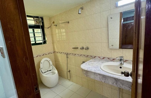 Basundhara Residential Area Apartamento | Spacious 3‑BR Bashundhara Flat AC, Wi‑Fi & Balconies. KeyHost Homes