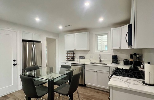Roxbury Condominio | Spacious 3-BR Condo with Modern Fireplace & Full Amenities - Near Downtown