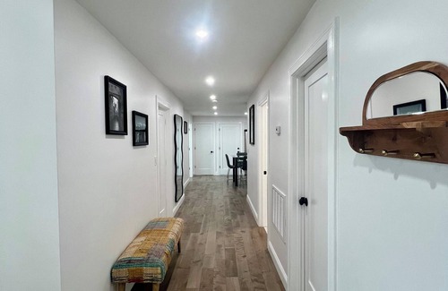 Roxbury Condominio | Spacious 3-BR Condo with Modern Fireplace & Full Amenities - Near Downtown