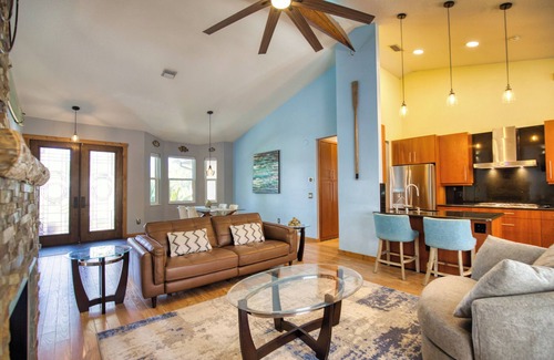 Laurel Casa | Spacious 3 Br Home w/ Pool- 1 mile walk to beach