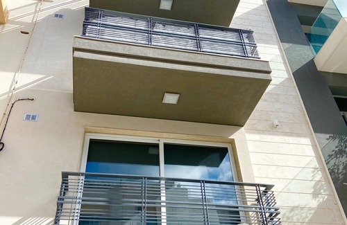 St. Andrew's Apartamento | Spacious 3 Double bedroom PENTHOUSE closed to Paceville and St. George Beach