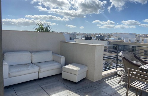 St. Andrew's Apartamento | Spacious 3 Double bedroom PENTHOUSE closed to Paceville and St. George Beach