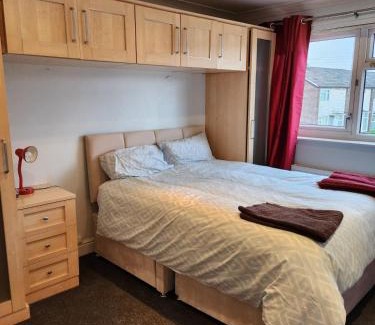 Leeds Casa | Spacious, 3 double bedroomed, free parking, 9 mins Elland Rd, nr Leeds City Centre