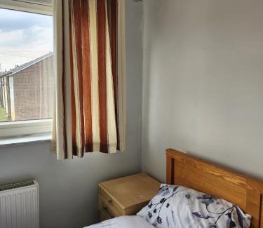 Leeds Casa | Spacious, 3 double bedroomed, free parking, 9 mins Elland Rd, nr Leeds City Centre