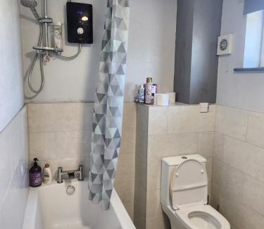 Leeds Casa | Spacious, 3 double bedroomed, free parking, 9 mins Elland Rd, nr Leeds City Centre