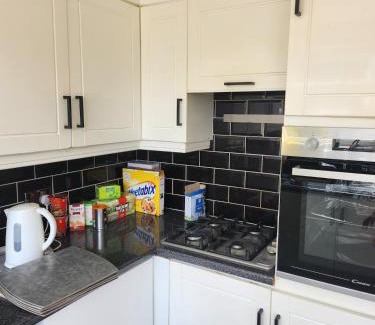 Leeds Casa | Spacious, 3 double bedroomed, free parking, 9 mins Elland Rd, nr Leeds City Centre