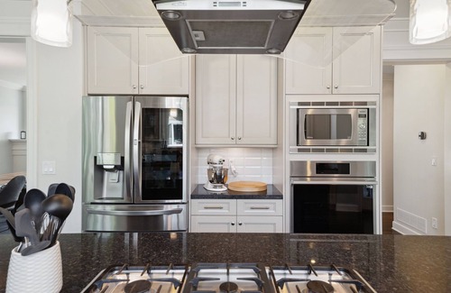 District of North Vancouver Casa | Spacious 3-Story North Vancouver Home: 4 Bedrooms, Gym, Ideal for Families